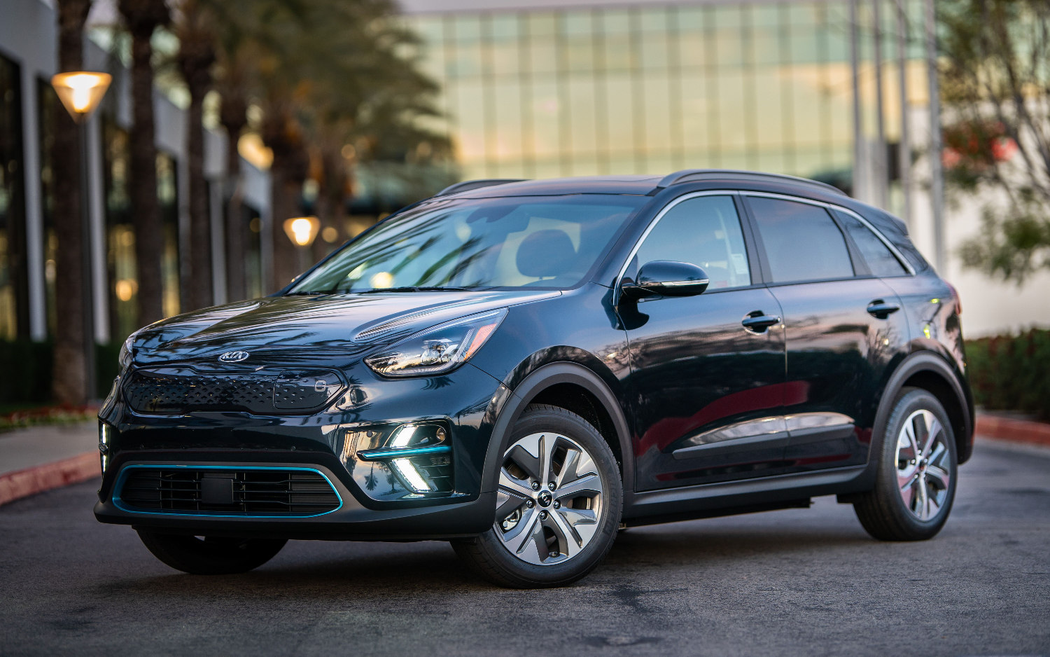 Comparison Toyota Fortuner Crusade 2019 vs Kia Niro 